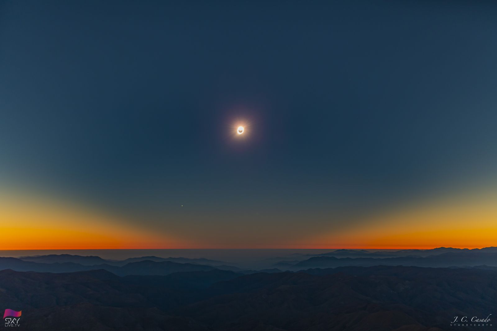 Segundo contacto del eclipse — panorámica del paisaje