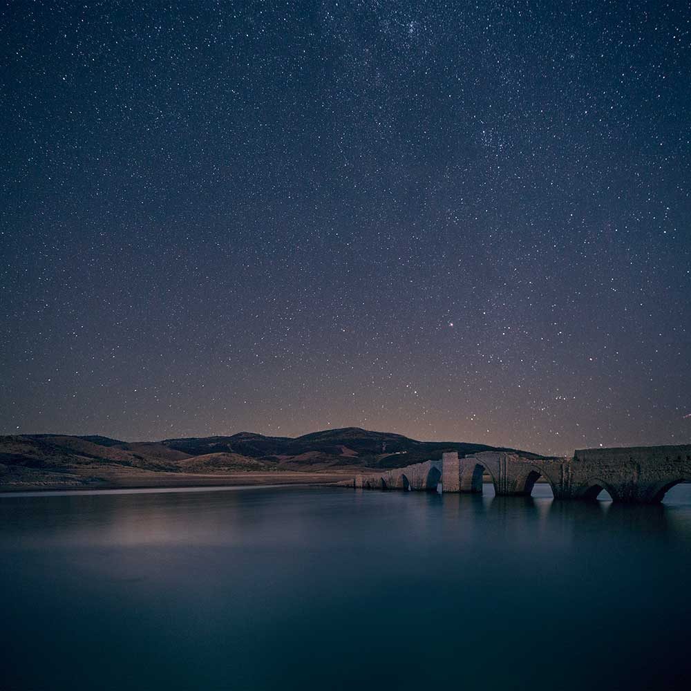 Cielo estrellado sobre el puente del embalse de Cíjara, La Siberia
