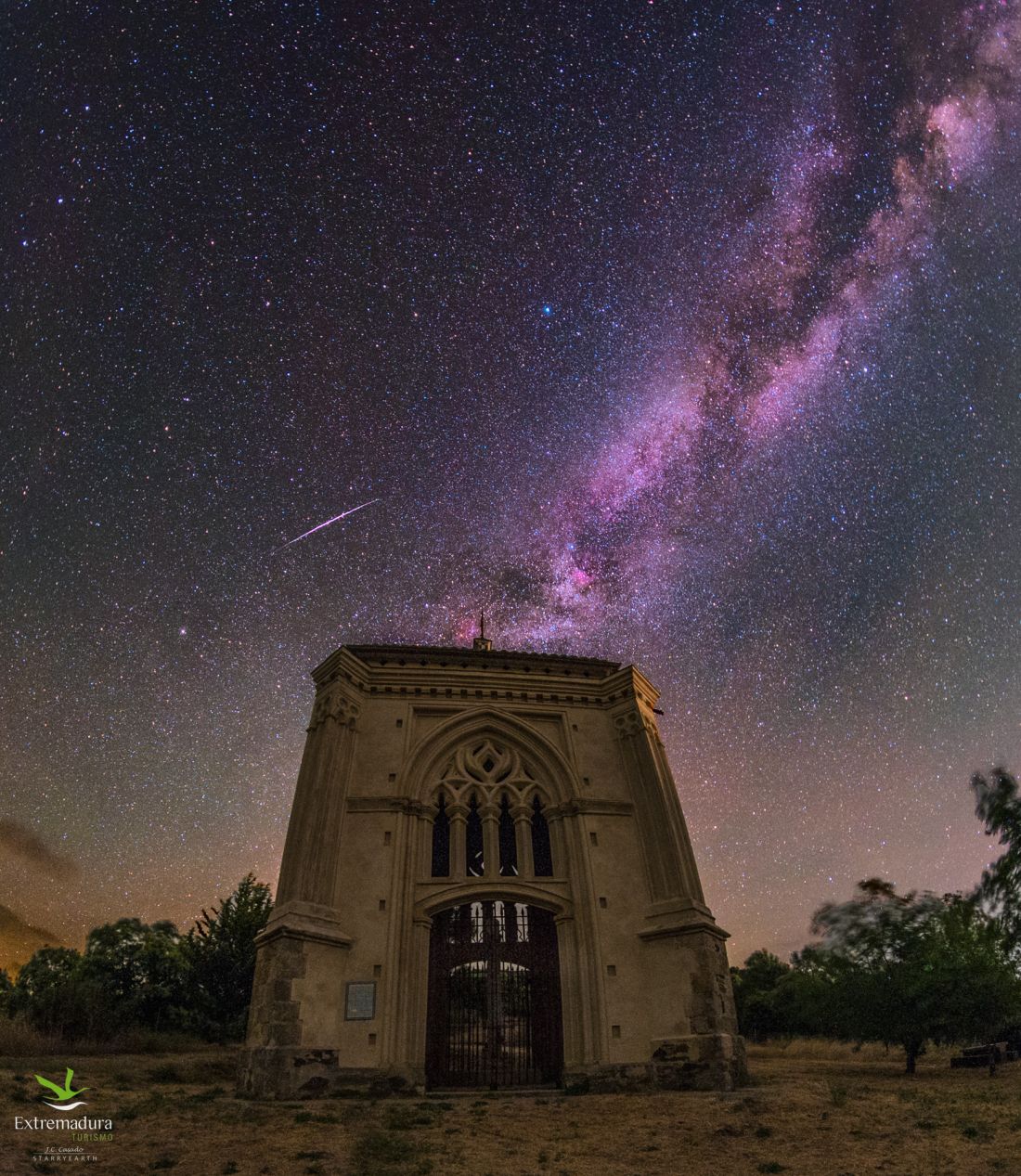 Ermita del Humilladero, en Guadalupe, bajo la Vía Láctea con un meteoro cruzando el cielo