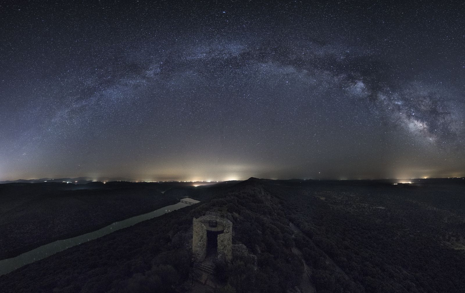 La Vía Láctea sobre el castillo de Monfragüe y el río Tajo